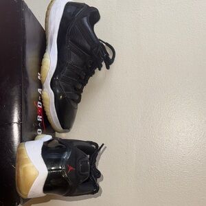 Jordan Men's Black and Red Sneakers